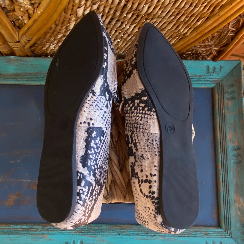 a new day NWOT Snake-Print Pointed Loafers Black & White Size 7.5W Comfortable - Picture 4 of 6